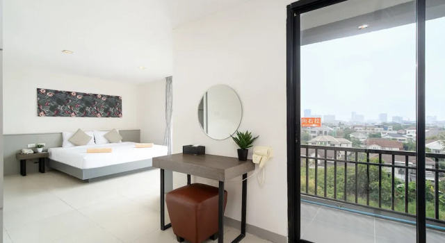 Трёхместный номер Deluxe с балконом Leenova Hotel