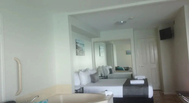 Номер Executive c 1 комнатой с балконом и с видом на воду La Promenade Absolute Waterfront Apartments