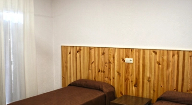 Четырёхместный номер Standard с балконом Hostal Miranda