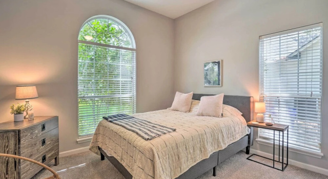 Modern Retreat - 4 Miles to Isle of Palms Beach!, Забронировать Отель Маунт-Плезант Charleston Area, рядом с East Cooper Medical Center