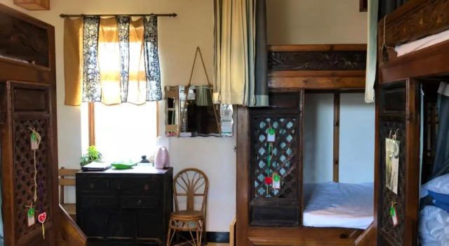 Кровать в общем номере с красивым видом из окна The Lily Pad Inn