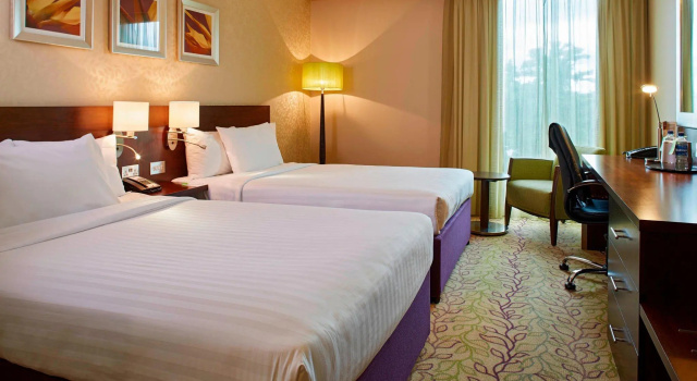 Четырёхместный семейный номер Standard Courtyard by Marriott London Gatwick Airport