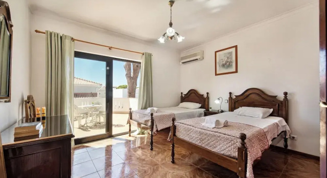 Вилла Residential cul-de-sac walking distance to centre, private pool, free AC wifi