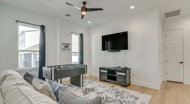 Коттедж с 3 комнатами с балконом 8 Mi to NRG Stadium: Houston Retreat w/ Balcony!
