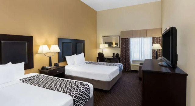 Четырёхместный номер Standard с красивым видом из окна La Quinta by Wyndham Houston New Caney
