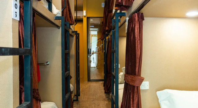 Cama em dormitório RedDoorz Hostel @ DI Panjaitan Simpang Lima