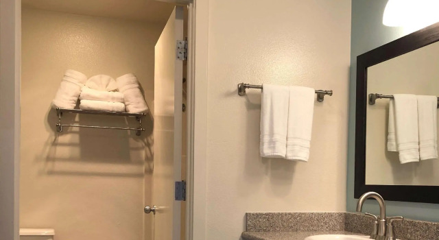 Четырёхместный номер Standard с балконом и с видом на океан SureStay Plus Hotel by Best Western Gold Beach