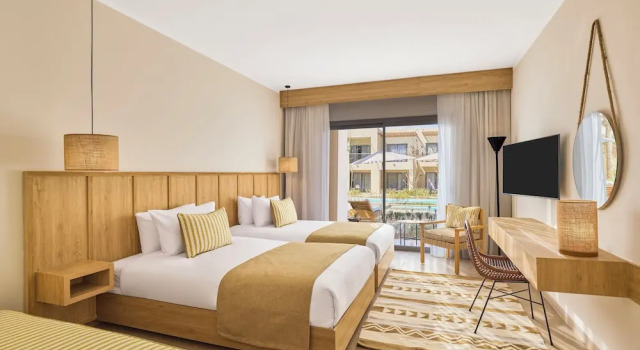 Двухместный номер Superior с балконом и с видом на бассейн JAZ Almaza Beach Resort, Almaza Bay