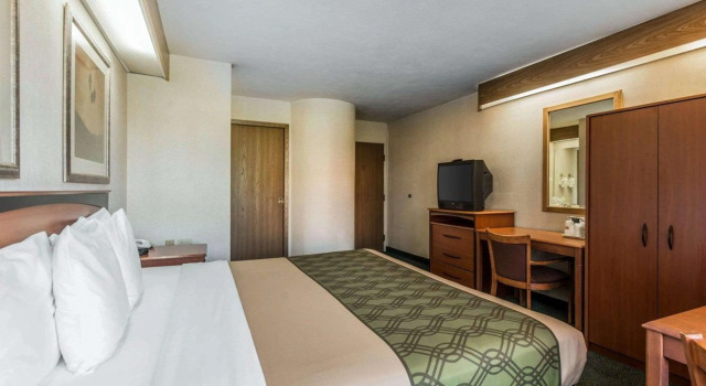 Econo Lodge North Academy