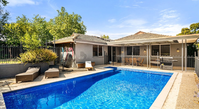 Spacious 5-bed Home With Pool in Glen Iris, Varaa Huoneisto Melbourne 
