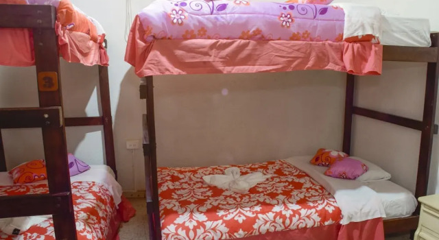 Кровать в общем номере с балконом Hostal Santa Cruz Backpackers