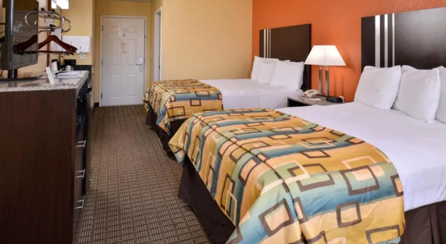 Четырёхместный номер Standard Douglas Inn & Suites