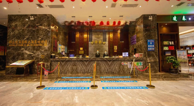 Lingyun Zhuangzhi Lingyun International Hotel, Rezerwuj Hotel Hotele w Baise z parkingiem, Parking