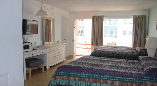 Четырёхместный номер Deluxe с балконом и с видом на море Beach Colony Motel