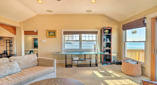 Waterfront Retreat w/ Deck ~ 7 Mi to Boston!, Rezerwuj Dom wakacyjny  