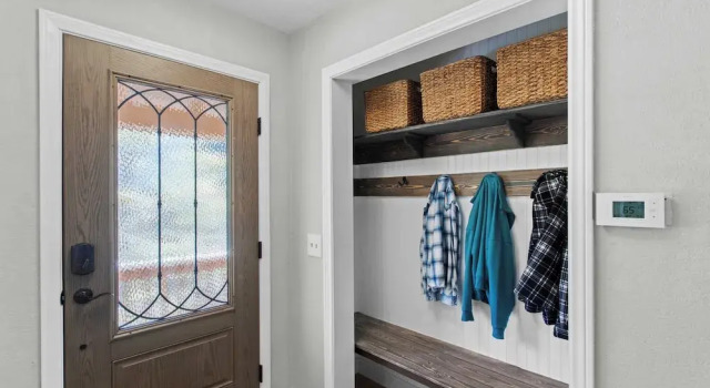 5bdr Stay w/ Fireplace, Game Room & Family-friendly Amenities Arrowhead Chalet by Avantstay, Book Chalet Hoteller i Blue Jay med parkering, Parkering