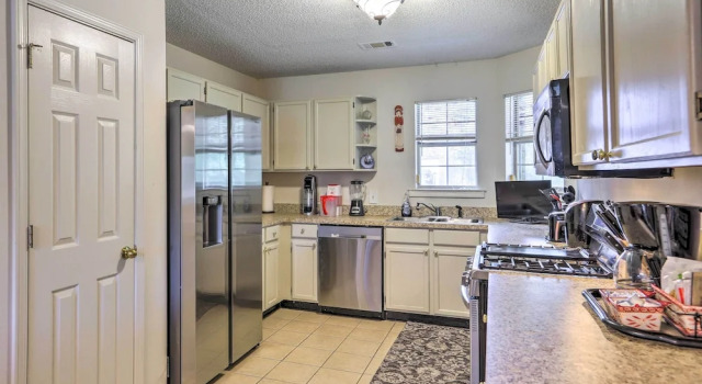 Коттедж Charming Stockbridge Home: 23 Mi to Atlanta!