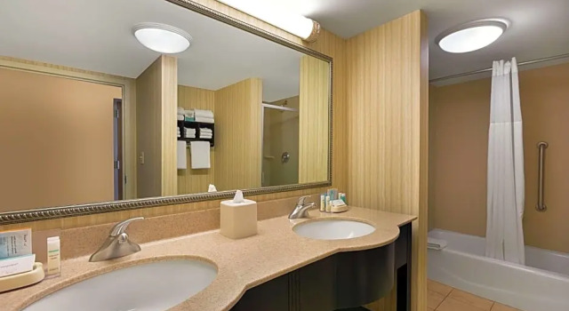 Четырёхместный люкс c 1 комнатой oceanfront Hampton Inn & Suites Myrtle Beach Oceanfront