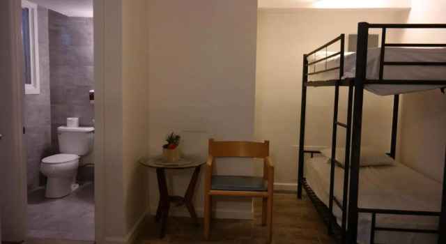 Кровать в общем номере The Beach Waikiki Boutique Hostel