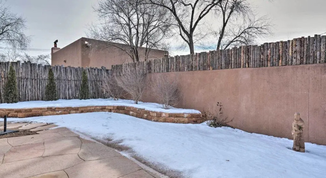 Коттедж Adobe House w/ Patio - Walk to Dtwn Plaza & Shops!