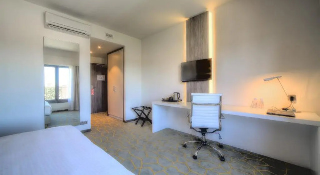 Двухместный номер Executive с балконом B&B HOTEL Mons Centre