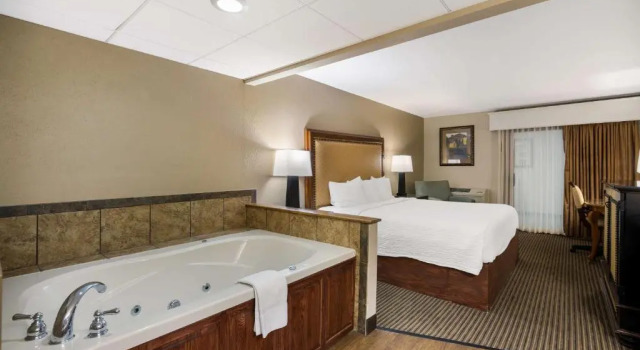 Номер Standard с видом на бассейн Revel Hotel Minot - SureStay Collection by Best Western