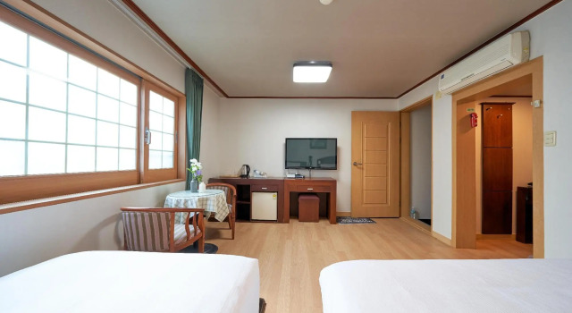 JeJu Golf Hotel, Забронировать Отель Отели и гостиницы Jeju City, рядом с Развлекательный центр Playbox VR jeju, Отель