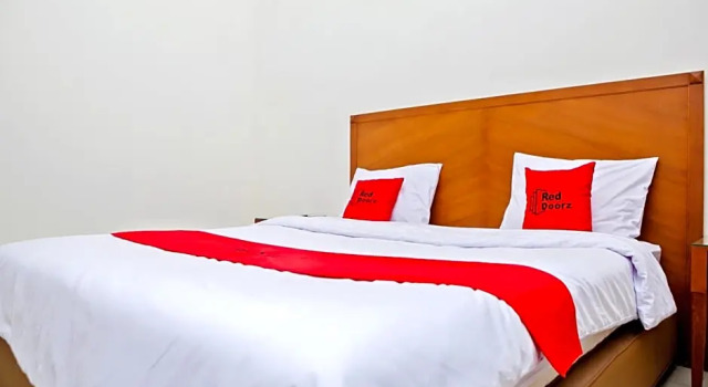Economy Zimmer Residences by RedDoorz near Rumah Mode