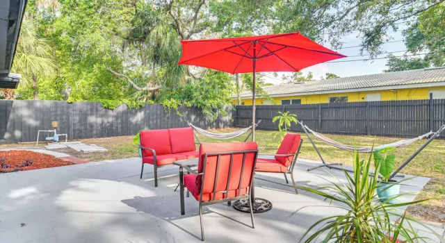 Коттедж 2 Mi to Beach: Family Getaway w/ Yard in St Pete!