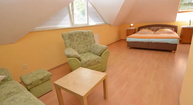 Comfortable Detached House With Large Garden, Забронировать Отель Klokočí Czech Paradise