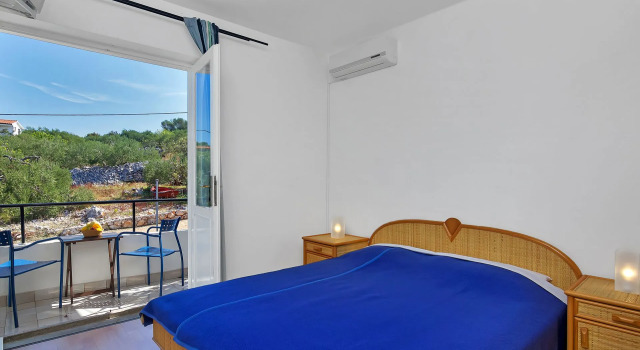 Room Ana - 5 m from beach: R11-24 Cove Pokrivenik, Island Hvar