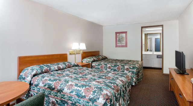 Четырёхместный номер Standard Knights Inn Pittston
