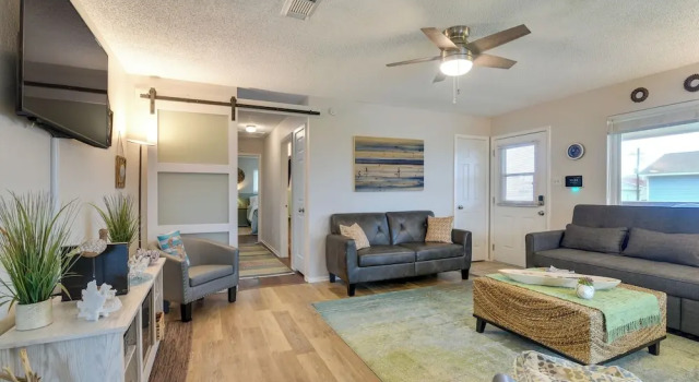 < 1/2 Mi to Beach! Hot Tub Haven in Galveston