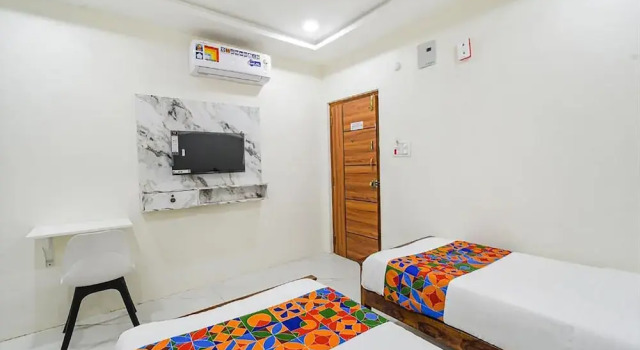 Номер Deluxe FabHotel SSR Ikon Suites - Nr Hyderabad Central University, Kondapur