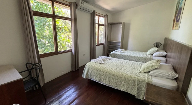 Lava House Hostal, Book Bed and Breakfast Hoteller i Galápagos med parkering, Parkering