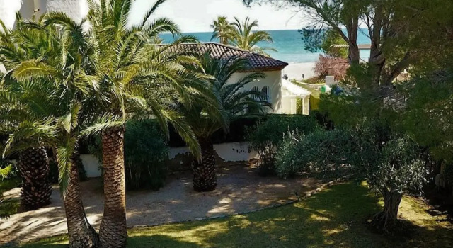 Вилла с 4 комнатами с видом на сад Villa Isalina