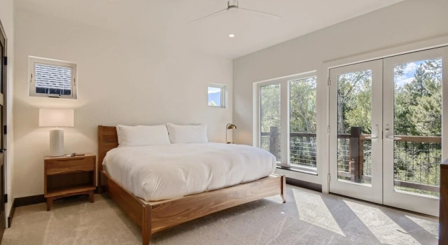 High-end Finishes, Private Hot Tub, Platinum Playcation, New Listing! 4 Bedroom Home by Redawning, Rezerwuj Hotel Hotele w Vail Ski z parkingiem, Parking