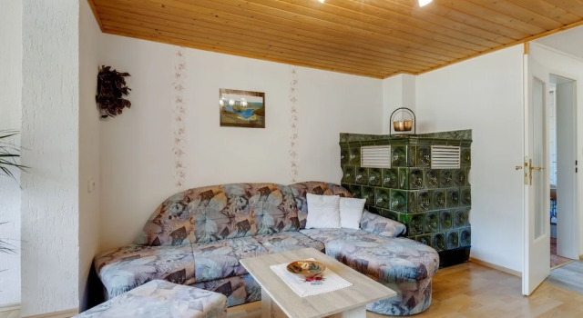 Bright Holiday Home in Schonbrunn with Garden, Book Apartment Hotels in Thuringian Forest with Parking, Parking