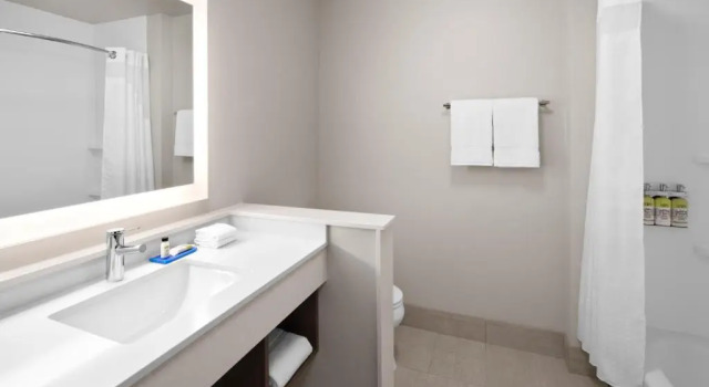 Двухместный номер Standard Holiday Inn Express & Suites Elkhorn - Lake Geneva Area by IHG