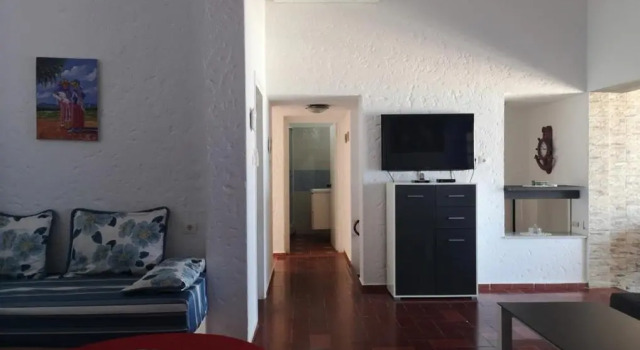 House with exceptional view of the Mediterranean, Rezerwuj Hotel Hotele w Tanger-Tetouan z parkingiem, Parking