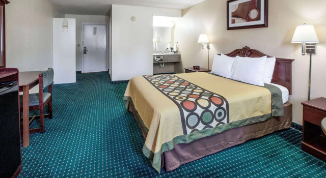 Super 8 by Wyndham Clinton