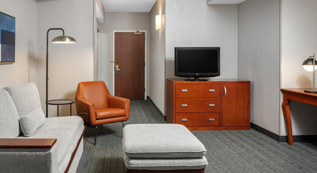 Полулюкс Courtyard by Marriott Long Island MacArthur Airport
