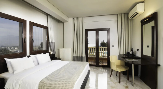 Двухместный номер Standard с балконом и с красивым видом из окна Heaven Hotel