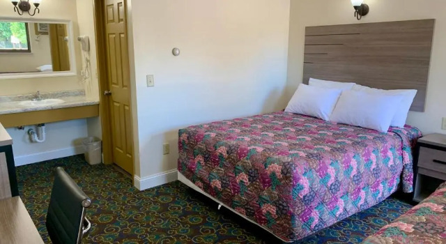 Четырёхместный номер Standard Kingsway Inn