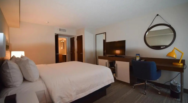 Двухместный люкс с 2 комнатами Hampton Inn Salem East - Electric Road