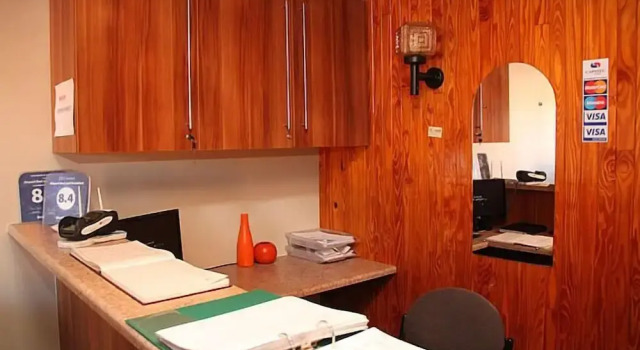 Airport Bed and Breakfast, Забронировать Отель Отели Апингтон с бассейном, рядом с Kalahari Mall, Бассейн