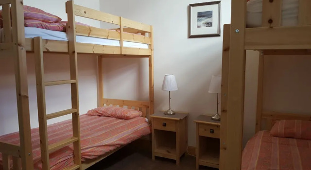 Кровать в общем номере (мужской номер) Helmsdale Lodge - all rooms en-suite