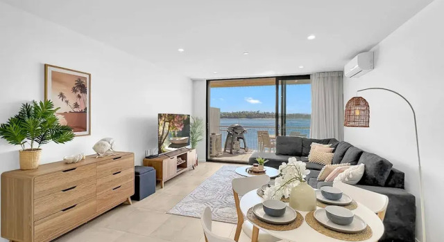 Апартаменты Modern 1-bedroom Apt With Sweeping Water Views