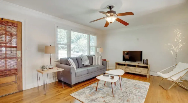 Contemporary Athens Home < 2 Miles to Uga!, Buchen Sie Hotel Athens Georgia, in der Nähe von Cobbham Historic District