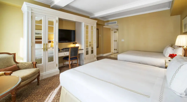 Четырёхместный номер Deluxe Hotel Plaza Athenee